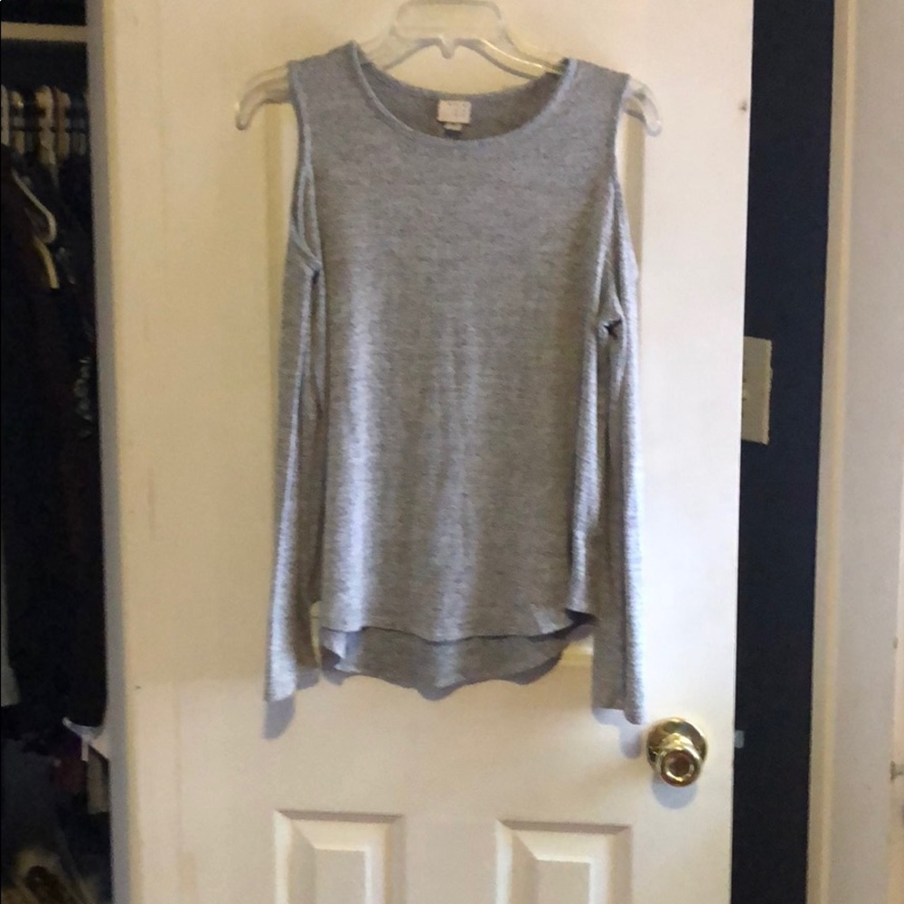 Cut out shoulder long sleeve shirt